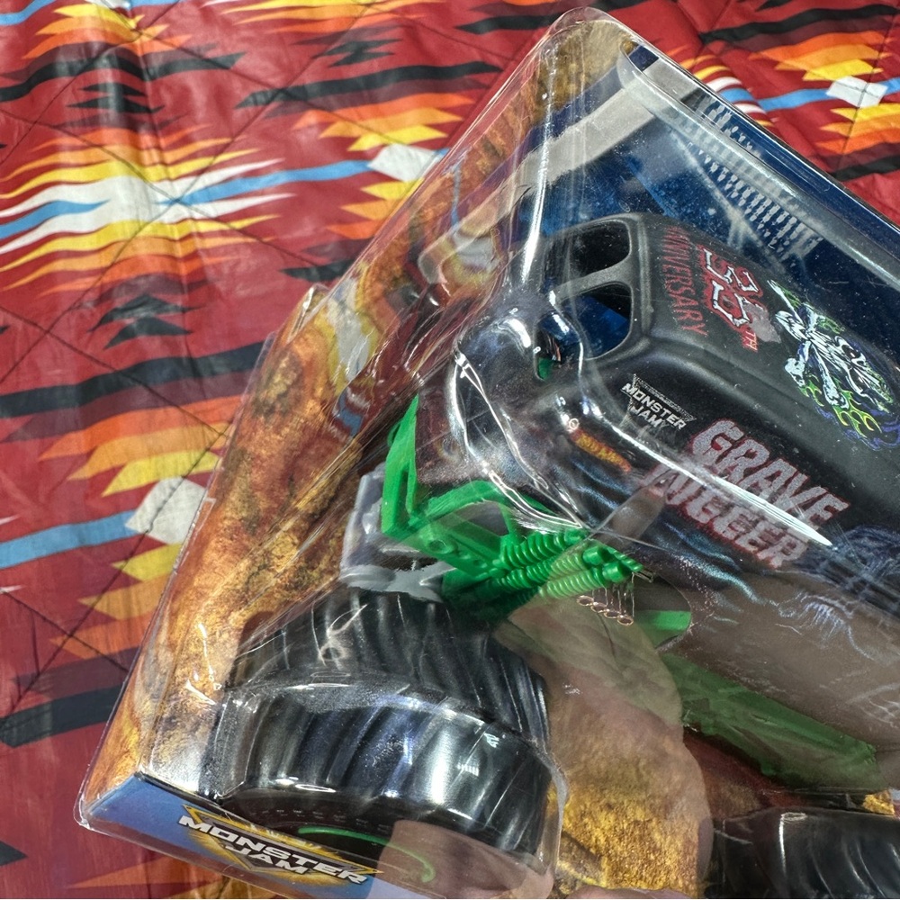 Hot Wheels Monster Jam Trucks 35th Grave Digger 1:24 Scale Diecast 2017 - Picture 7 of 9